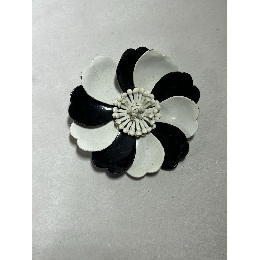 Vintage Black White Metal Enamel Flower Brooch Pin for Women Fashion Jewelry